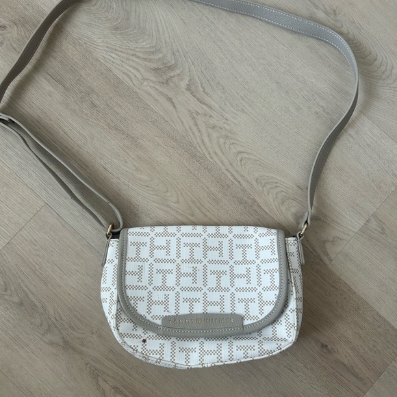 Tommy Hilfiger purse - Picture 1 of 6